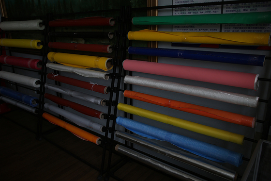 Bunte 0.4mm feuerfeste Fiberglas-Schweißens-Stoff-Fiberglas-Stoff-Rolle